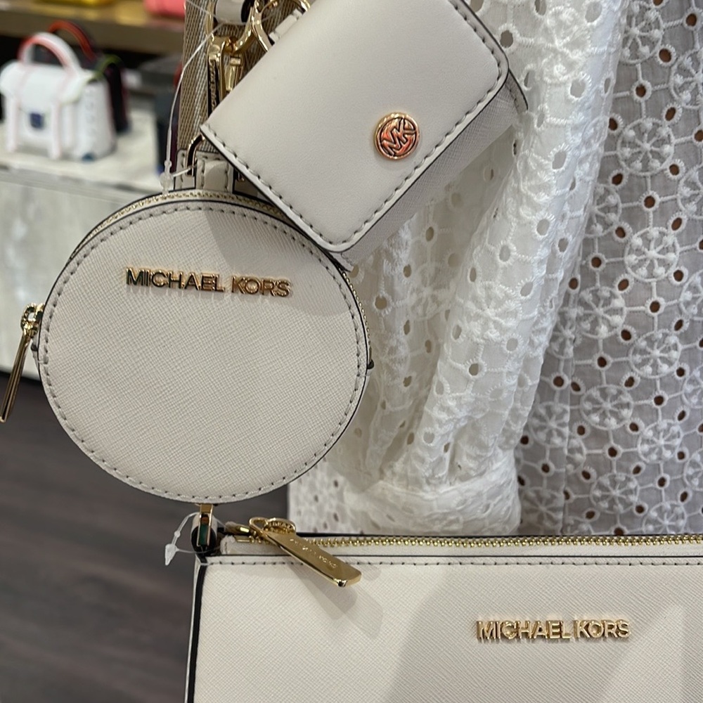 MICHAEL KORS
Jet Set Saffiano Leather Crossbody Bag with Case Apple Airpods Pro® - Picture 2 of 16